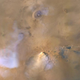 Una de las columnas de polvo fotografiadas en 2011. Las nubes blancas son nubes de vapor de agua depositadas en la atmósfera.
